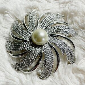 Vintage Silver Tone Signed Sarah Coventry Flower Pin